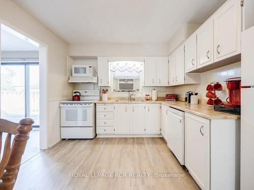 19621 Centre St, East Gwillimbury, ON - Indoor Photo Showing Kitchen With Double Sink