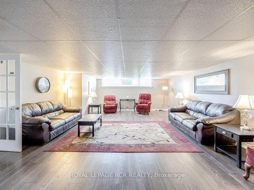 19621 Centre St, East Gwillimbury, ON - Indoor Photo Showing Living Room