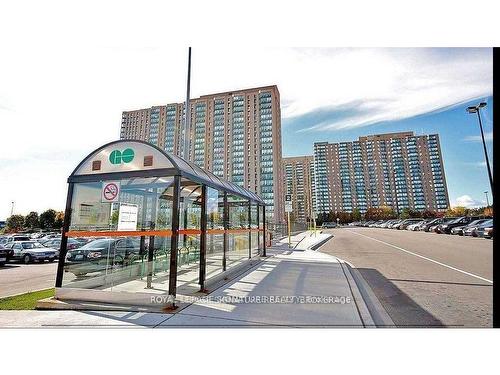 701-145 Hillcrest Ave, Mississauga, ON - Outdoor