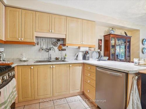 37 Willow Lane, Grimsby, ON - Indoor Photo Showing Kitchen With Double Sink