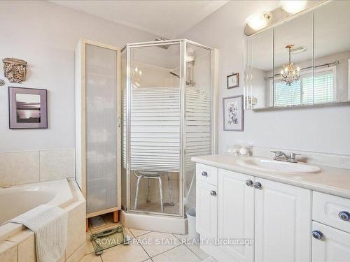 37 Willow Lane, Grimsby, ON - Indoor Photo Showing Bathroom