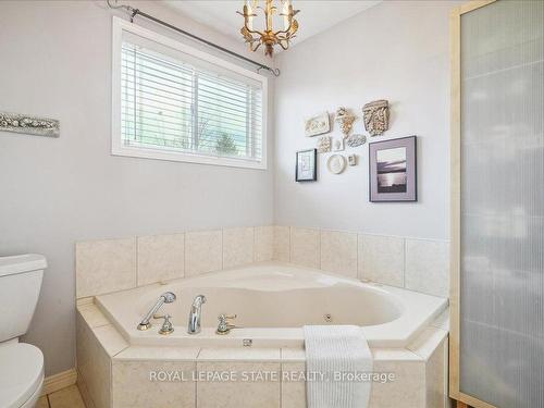 37 Willow Lane, Grimsby, ON - Indoor Photo Showing Bathroom