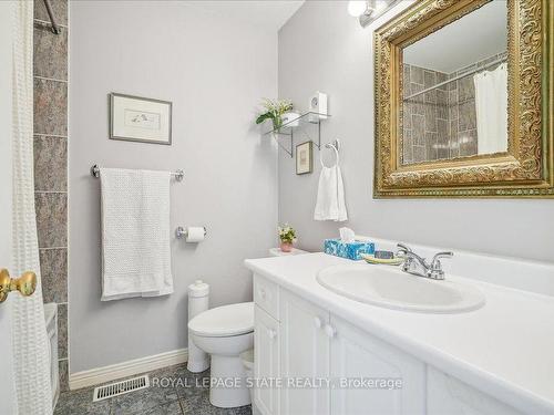 37 Willow Lane, Grimsby, ON - Indoor Photo Showing Bathroom