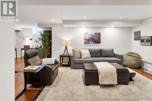 542 Vellore Woods Boulevard, Vaughan, ON - Indoor Photo Showing Living Room