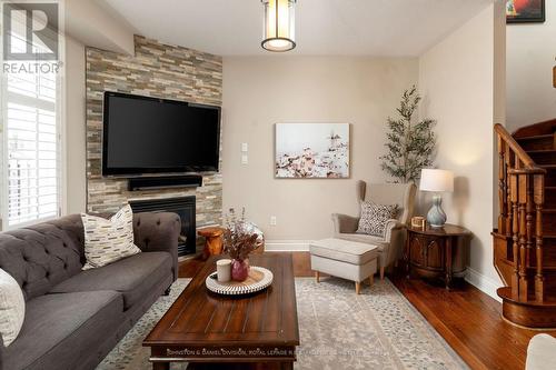 542 Vellore Woods Boulevard, Vaughan, ON - Indoor Photo Showing Living Room