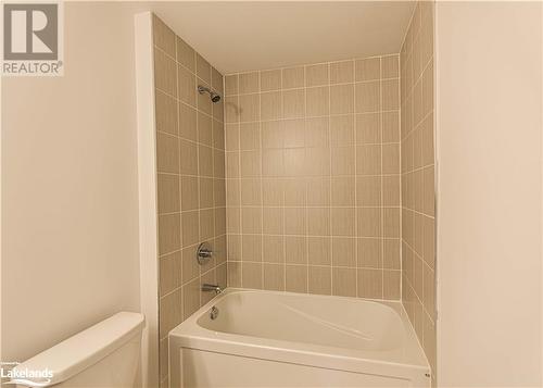 Bathroom with tiled shower / bath and toilet - 25 Wyn Wood Lane, Orillia, ON - Indoor Photo Showing Bathroom