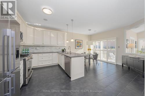 13 Beacon Hill Drive, Brampton, ON - Indoor Photo Showing Kitchen With Upgraded Kitchen