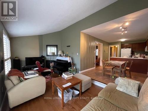 2547 Advent Court, Mississauga, ON - Indoor Photo Showing Living Room