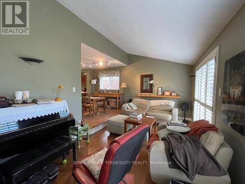 2547 Advent Court, Mississauga, ON - Indoor Photo Showing Living Room