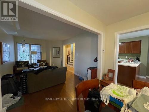 2547 Advent Court, Mississauga, ON - Indoor Photo Showing Living Room