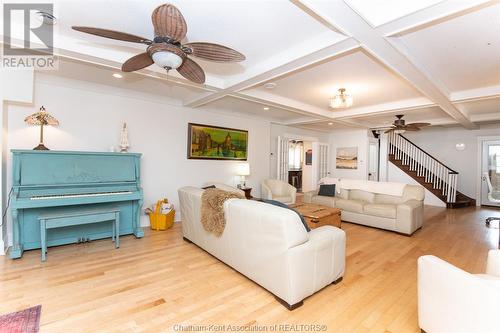 13590 Longwoods Road, Thamesville, ON - Indoor Photo Showing Living Room