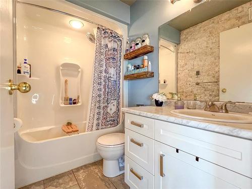 407 1St Avenue, Rivers, MB - Indoor Photo Showing Bathroom