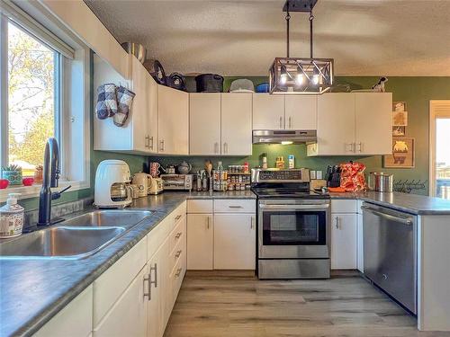 407 1St Avenue, Rivers, MB - Indoor Photo Showing Kitchen With Double Sink