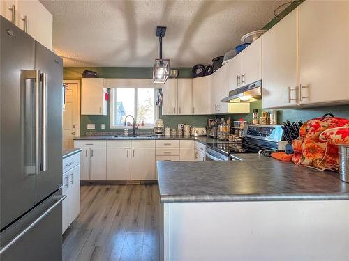 407 1St Avenue, Rivers, MB - Indoor Photo Showing Kitchen With Double Sink