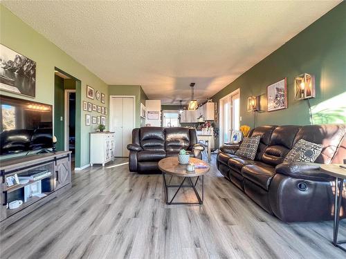 407 1St Avenue, Rivers, MB - Indoor Photo Showing Living Room