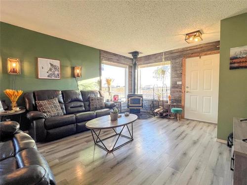 407 1St Avenue, Rivers, MB - Indoor Photo Showing Living Room