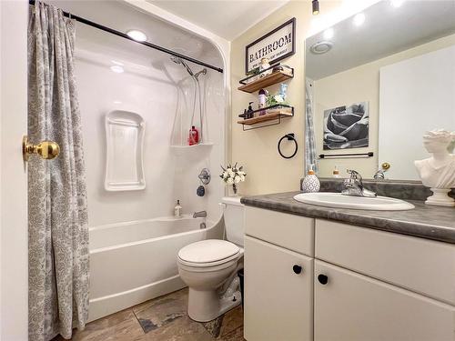 407 1St Avenue, Rivers, MB - Indoor Photo Showing Bathroom