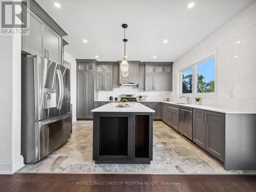 24 Keyzer Drive, Oro-Medonte, ON - Indoor Photo Showing Kitchen With Double Sink With Upgraded Kitchen