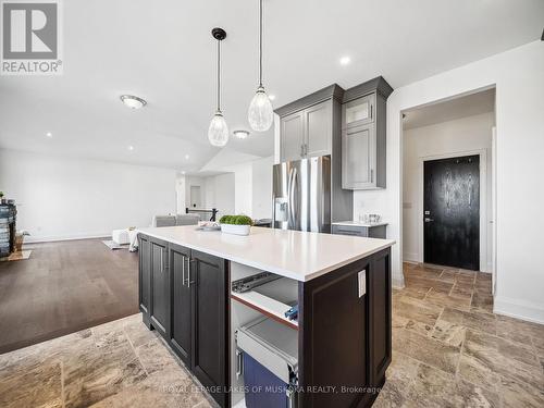 24 Keyzer Drive, Oro-Medonte, ON - Indoor Photo Showing Kitchen With Upgraded Kitchen