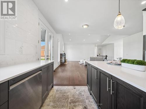 24 Keyzer Drive, Oro-Medonte, ON - Indoor Photo Showing Kitchen