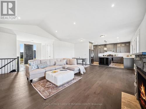 24 Keyzer Drive, Oro-Medonte, ON - Indoor Photo Showing Living Room