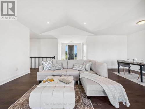 24 Keyzer Drive, Oro-Medonte, ON - Indoor Photo Showing Living Room