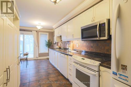 6420 Sapling Trail, Mississauga, ON - Indoor Photo Showing Kitchen