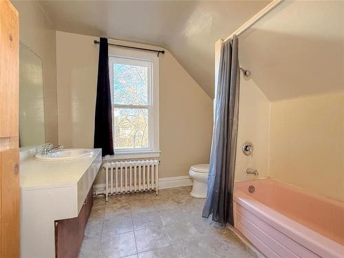 321 2Nd Street, Brandon, MB - Indoor Photo Showing Bathroom