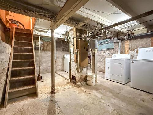 321 2Nd Street, Brandon, MB - Indoor Photo Showing Laundry Room