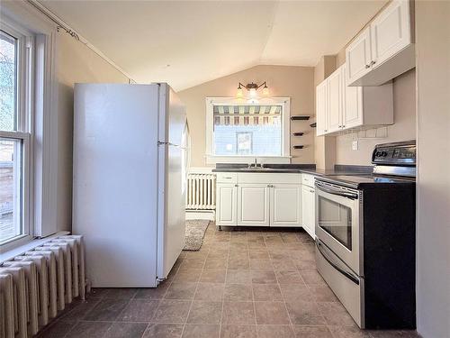 321 2Nd Street, Brandon, MB - Indoor Photo Showing Kitchen