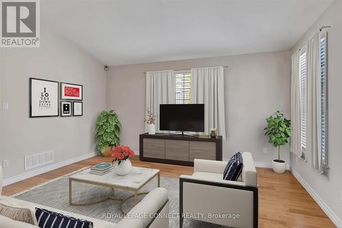 94 - 301 Carnegie Avenue, Peterborough, ON - Indoor Photo Showing Living Room