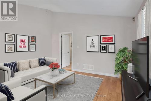 94 - 301 Carnegie Avenue, Peterborough, ON - Indoor Photo Showing Living Room