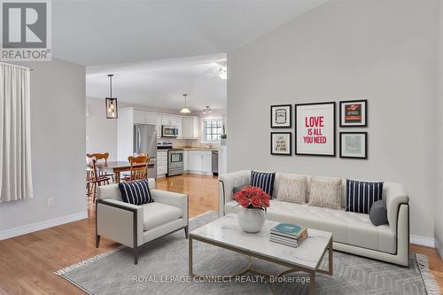 94 - 301 Carnegie Avenue, Peterborough, ON - Indoor Photo Showing Living Room