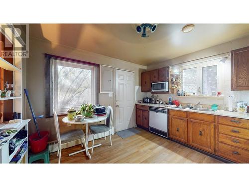 Eating nook - 33 Little Van Horne Street S, Cranbrook, BC - Indoor Photo Showing Kitchen With Double Sink