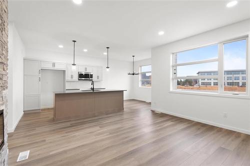 135 Grey Heron Drive, Winnipeg, MB - Indoor Photo Showing Kitchen