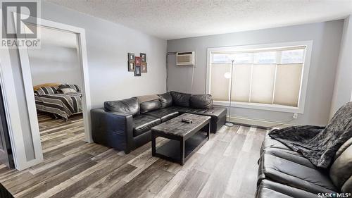 2 122 1St Avenue E, Kindersley, SK - Indoor Photo Showing Living Room