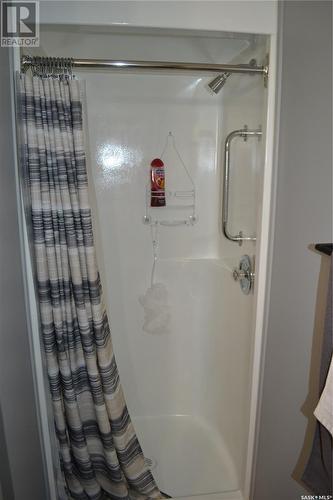 2 122 1St Avenue E, Kindersley, SK - Indoor Photo Showing Bathroom