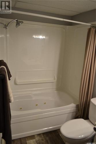 2 122 1St Avenue E, Kindersley, SK - Indoor Photo Showing Bathroom