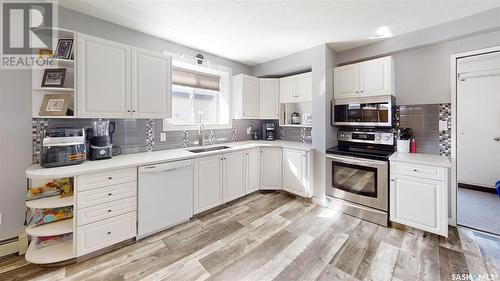 2 122 1St Avenue E, Kindersley, SK - Indoor Photo Showing Kitchen