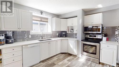 2 122 1St Avenue E, Kindersley, SK - Indoor Photo Showing Kitchen