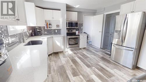 2 122 1St Avenue E, Kindersley, SK - Indoor Photo Showing Kitchen