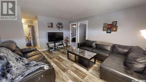 2 122 1St Avenue E, Kindersley, SK - Indoor Photo Showing Living Room