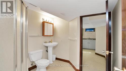 24 Longbow Place, London, ON - Indoor Photo Showing Bathroom