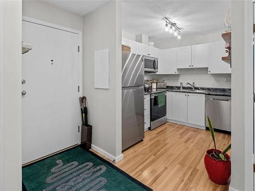 209-827 North Park St, Victoria, BC - Indoor Photo Showing Kitchen With Double Sink