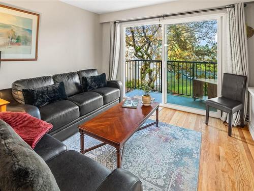 203-1400 Newport Ave, Oak Bay, BC - Indoor Photo Showing Living Room