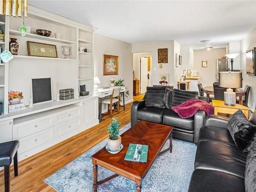 203-1400 Newport Ave, Oak Bay, BC - Indoor Photo Showing Living Room