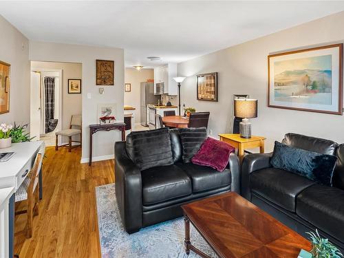 203-1400 Newport Ave, Oak Bay, BC - Indoor Photo Showing Living Room