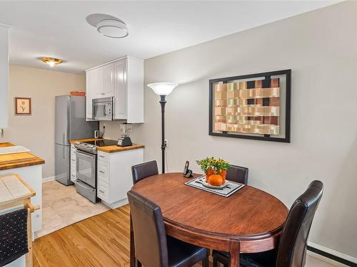 203-1400 Newport Ave, Oak Bay, BC - Indoor Photo Showing Dining Room