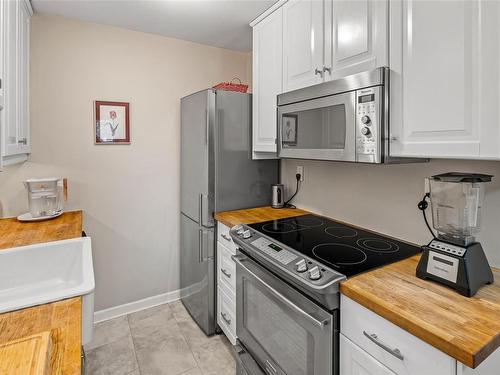 203-1400 Newport Ave, Oak Bay, BC - Indoor Photo Showing Kitchen