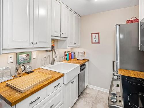 203-1400 Newport Ave, Oak Bay, BC - Indoor Photo Showing Kitchen